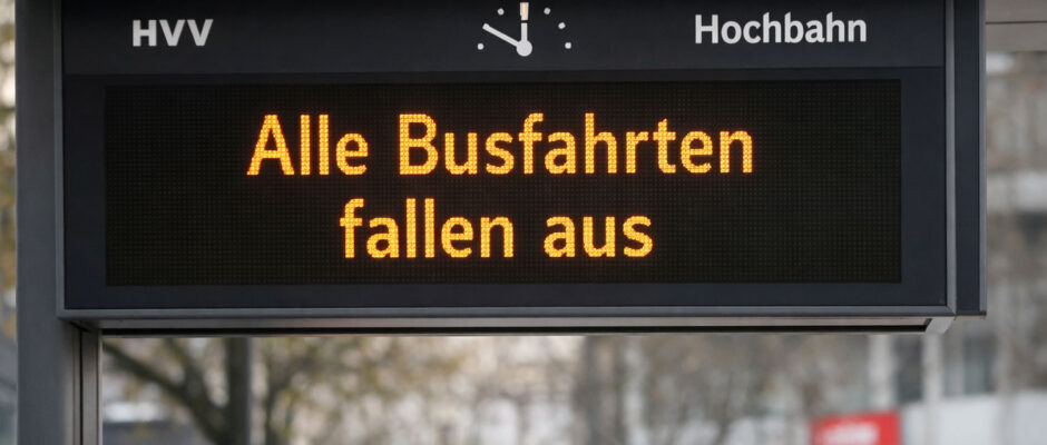 HOCHBAHN-STREIK LEGT BUSSE UND U-BAHNEN LAHM