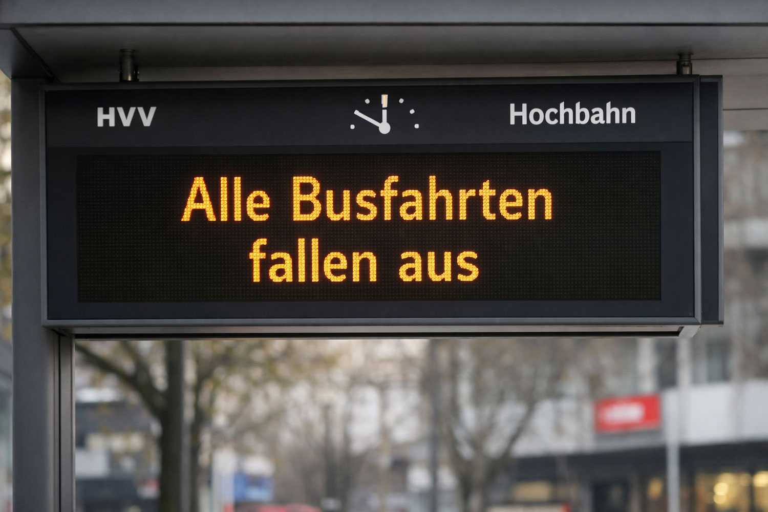 HOCHBAHN-STREIK LEGT BUSSE UND U-BAHNEN LAHM